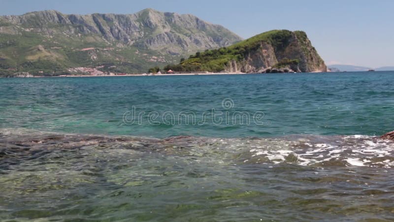 Η ακτή, η παραλία της Αδριατικής, τοπίο με τις απόψεις του θερέτρου του budva απόθεμα βίντεο Η ακτή, η παραλία της Αδριατικής, τοπίο με τις απόψεις του θερέτρου του budva απόθεμα βίντεο