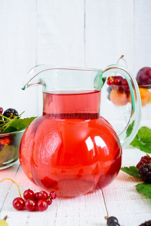 Η αναζωογόνηση πίνει compote των θερινών μούρων σε ένα βάζο γυαλιού στοκ φωτογραφία με δικαίωμα ελεύθερης χρήσης Η αναζωογόνηση πίνει compote των θερινών μούρων σε ένα βάζο γυαλιού στοκ φωτογραφία με δικαίωμα ελεύθερης χρήσης