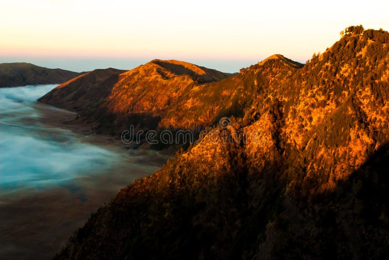 Η ανατολή στο ηφαίστειο τοποθετεί Bromo, νωρίς στοκ φωτογραφία με δικαίωμα ελεύθερης χρήσης Η ανατολή στο ηφαίστειο τοποθετεί Bromo, νωρίς στοκ φωτογραφία με δικαίωμα ελεύθερης χρήσης