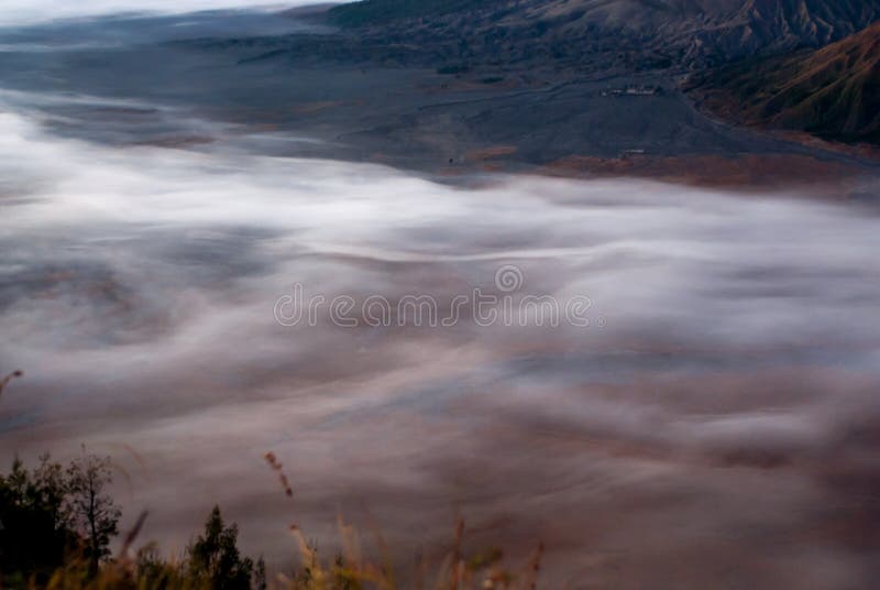 Η ανατολή στο ηφαίστειο τοποθετεί Bromo, σύννεφα στον κρατήρα στοκ φωτογραφίες Η ανατολή στο ηφαίστειο τοποθετεί Bromo, σύννεφα στον κρατήρα στοκ φωτογραφίες
