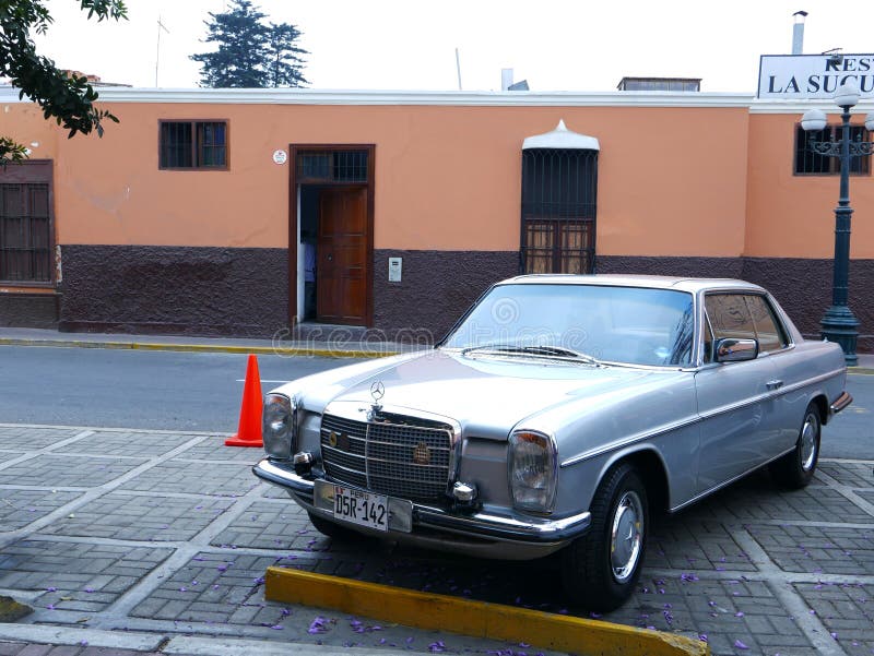 Η ανοικτό μπλε Mercedes-Benz 280C coupe στη Λίμα στοκ εικόνα Η ανοικτό μπλε Mercedes-Benz 280C coupe στη Λίμα στοκ εικόνα