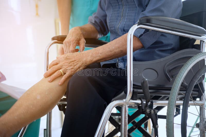 Η ανώτερη ή ηλικιωμένη γυναίκα ηλικιωμένων κυριών υπομονετική παρουσιάζει σημάδια της χειρουργικά στοκ φωτογραφία Η ανώτερη ή ηλικιωμένη γυναίκα ηλικιωμένων κυριών υπομονετική παρουσιάζει σημάδια της χειρουργικά στοκ φωτογραφία