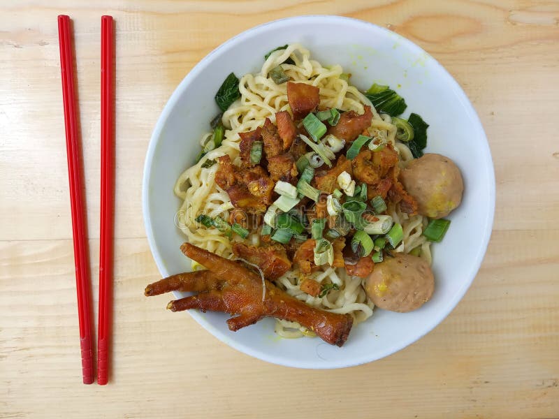 Η απλή φωτογραφία, επίπεδη βάζει, εύγευστο bakso της Mie Ayam ceker, νουντλς κοτόπουλου στο άσπρο κύπελλο και κόκκινο πλαστικό ch στοκ φωτογραφία με δικαίωμα ελεύθερης χρήσης Η απλή φωτογραφία, επίπεδη βάζει, εύγευστο bakso της Mie Ayam ceker, νουντλς κοτόπουλου στο άσπρο κύπελλο και κόκκινο πλαστικό ch στοκ φωτογραφία με δικαίωμα ελεύθερης χρήσης