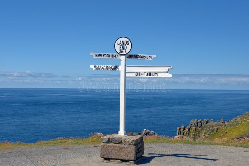 Η απόσταση καθοδηγεί στο Land's End, χερσόνησος Penwith, Κορνουάλλη, Αγγλία στοκ εικόνα με δικαίωμα ελεύθερης χρήσης Η απόσταση καθοδηγεί στο Land's End, χερσόνησος Penwith, Κορνουάλλη, Αγγλία στοκ εικόνα με δικαίωμα ελεύθερης χρήσης