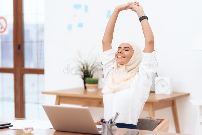 Η αραβική γυναίκα στο hijab χαλαρώνει στοκ εικόνα Η αραβική γυναίκα στο hijab χαλαρώνει στοκ εικόνα