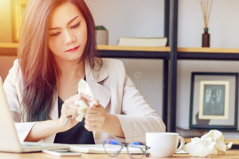 Η ασιατική επιχειρηματίας τόνισε με την ανεπιτυχή εργασία, διαθέσιμη συνεδρίαση χεριών εγγράφου συμπιέσεων στο γραφείο γραφείων π στοκ φωτογραφίες Η ασιατική επιχειρηματίας τόνισε με την ανεπιτυχή εργασία, διαθέσιμη συνεδρίαση χεριών εγγράφου συμπιέσεων στο γραφείο γραφείων π στοκ φωτογραφίες