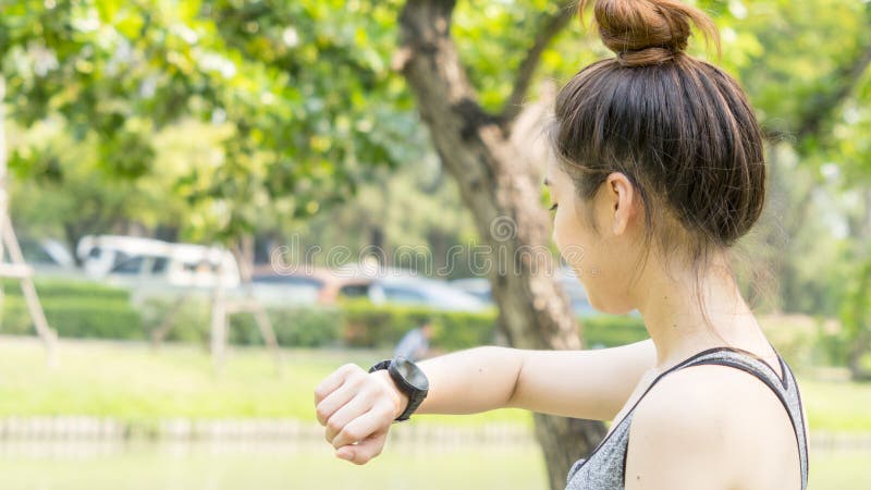 Η ασιατική χαριτωμένη υγιής κατάλληλη και σταθερή λεπτή κυρία εφήβων εξετάζει τον έξυπνο στοκ φωτογραφία με δικαίωμα ελεύθερης χρήσης Η ασιατική χαριτωμένη υγιής κατάλληλη και σταθερή λεπτή κυρία εφήβων εξετάζει τον έξυπνο στοκ φωτογραφία με δικαίωμα ελεύθερης χρήσης