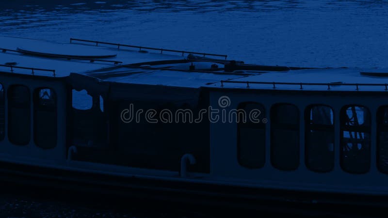 Η βάρκα καναλιών περνά τη νύχτα φιλμ μικρού μήκους Η βάρκα καναλιών περνά τη νύχτα φιλμ μικρού μήκους