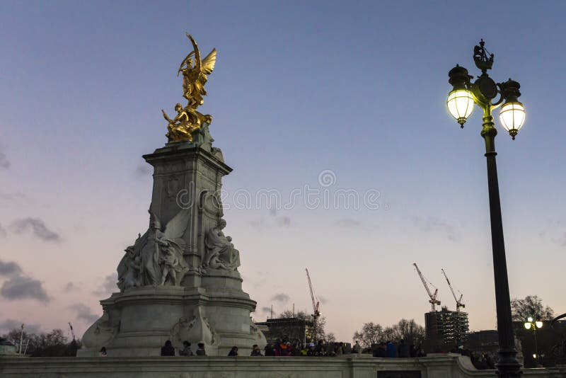 Η βασίλισσα Victoria Memorial Η βασίλισσα Victoria Memorial βρίσκεται μπροστά από το Buckingham Palace στοκ εικόνα Η βασίλισσα Victoria Memorial Η βασίλισσα Victoria Memorial βρίσκεται μπροστά από το Buckingham Palace στοκ εικόνα