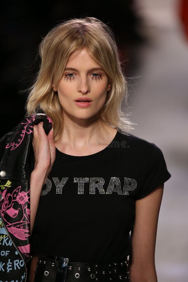 Η Βερόνικα Vilim περπατά το διάδρομο στο Jeremy Scott παρουσιάζει στοκ εικόνες
