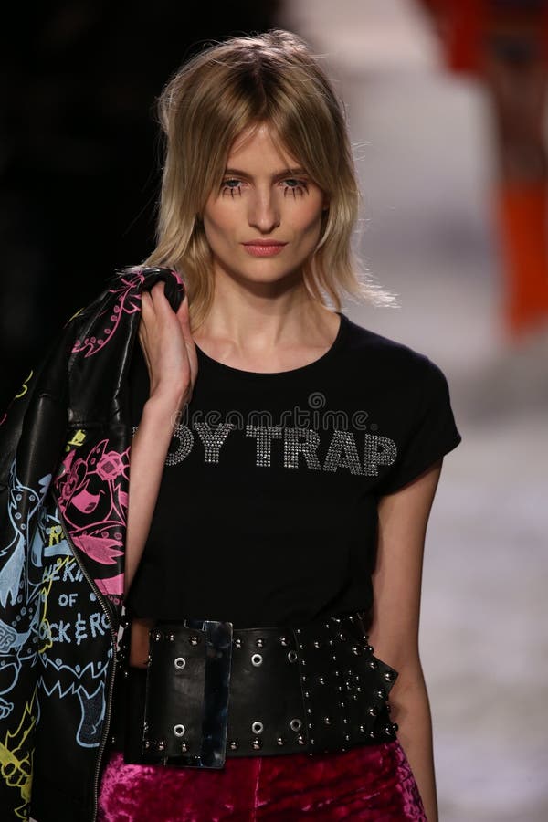 Η Βερόνικα Vilim περπατά το διάδρομο στο Jeremy Scott παρουσιάζει στοκ εικόνες