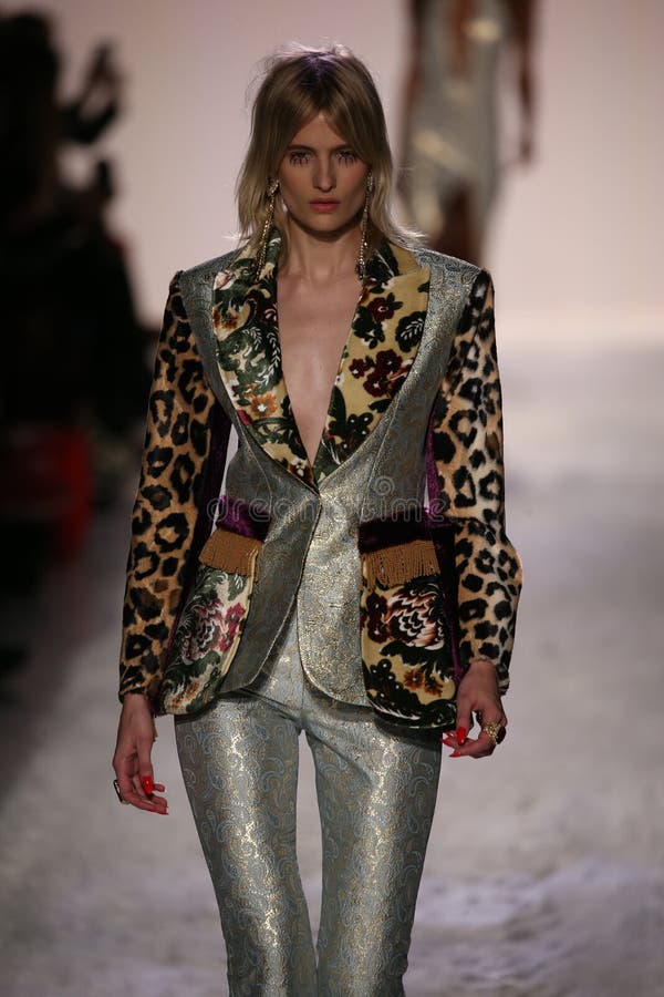 Η Βερόνικα Vilim περπατά το διάδρομο στο Jeremy Scott παρουσιάζει στοκ φωτογραφία με δικαίωμα ελεύθερης χρήσης