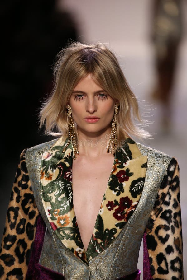Η Βερόνικα Vilim περπατά το διάδρομο στο Jeremy Scott παρουσιάζει στοκ φωτογραφία