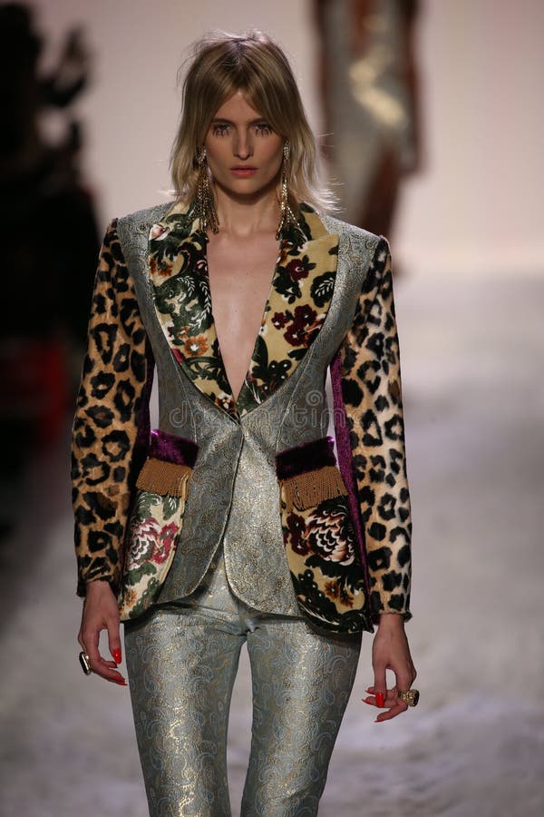 Η Βερόνικα Vilim περπατά το διάδρομο στο Jeremy Scott παρουσιάζει στοκ εικόνα