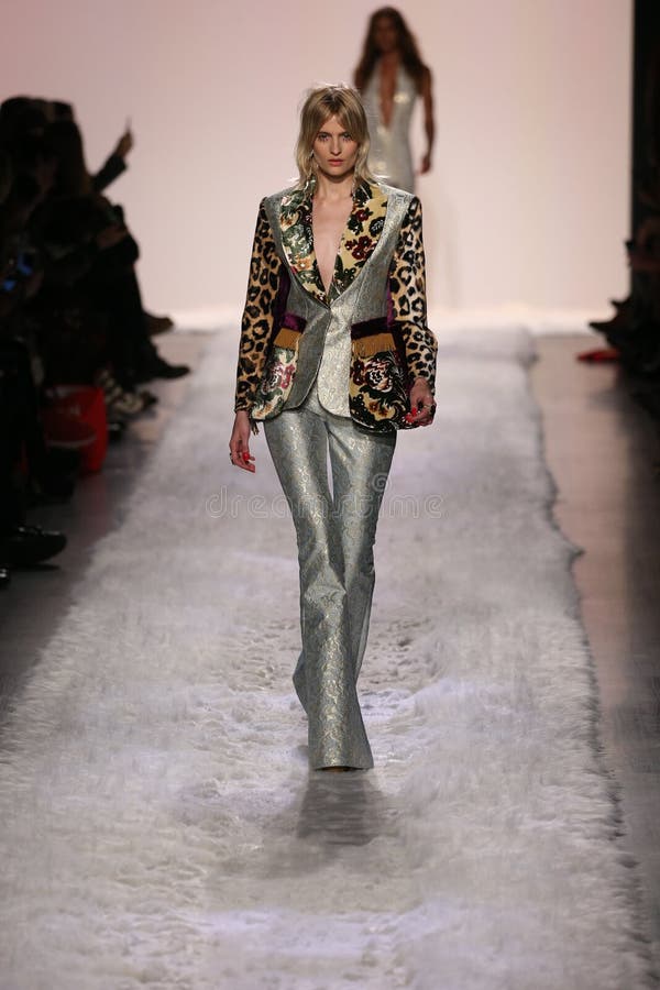 Η Βερόνικα Vilim περπατά το διάδρομο στο Jeremy Scott παρουσιάζει στοκ εικόνες με δικαίωμα ελεύθερης χρήσης