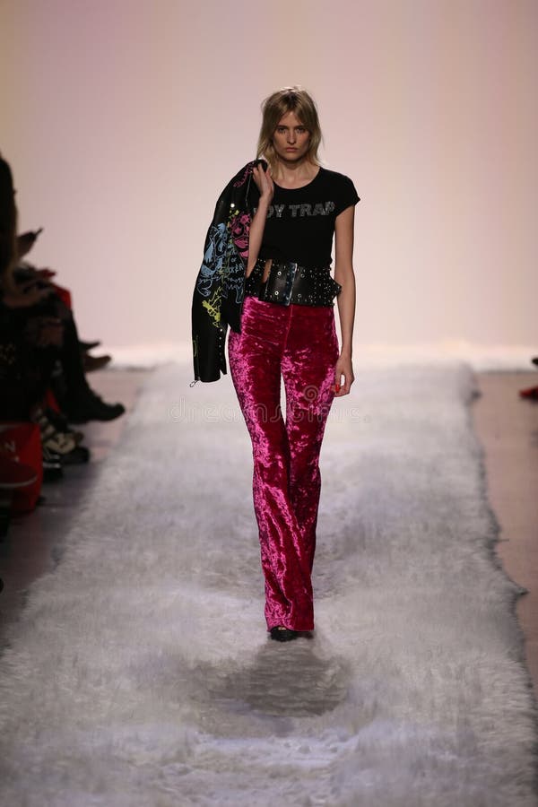 Η Βερόνικα Vilim περπατά το διάδρομο στο Jeremy Scott παρουσιάζει στοκ φωτογραφία με δικαίωμα ελεύθερης χρήσης