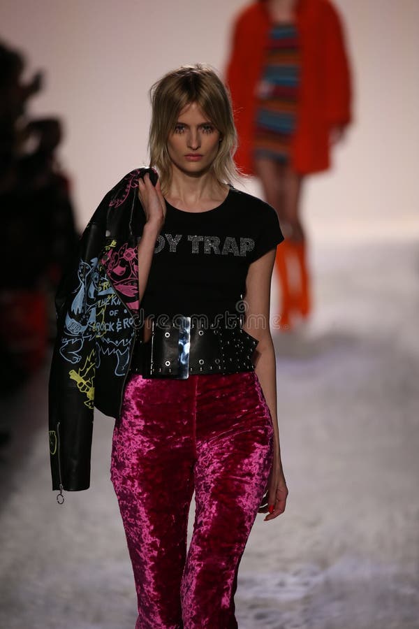 Η Βερόνικα Vilim περπατά το διάδρομο στο Jeremy Scott παρουσιάζει στοκ εικόνα με δικαίωμα ελεύθερης χρήσης