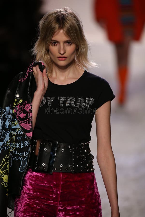 Η Βερόνικα Vilim περπατά το διάδρομο στο Jeremy Scott παρουσιάζει στοκ φωτογραφίες με δικαίωμα ελεύθερης χρήσης