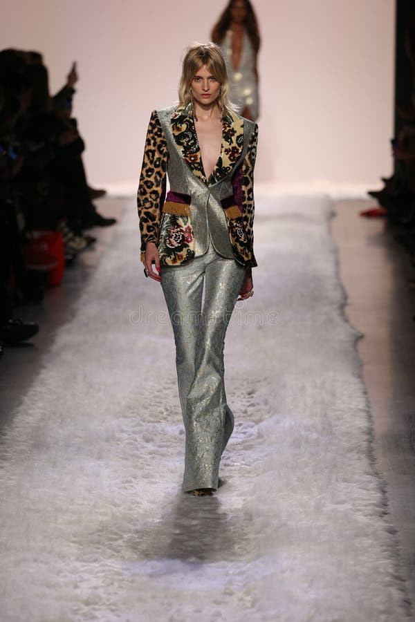 Η Βερόνικα Vilim περπατά το διάδρομο στο Jeremy Scott παρουσιάζει στοκ φωτογραφία