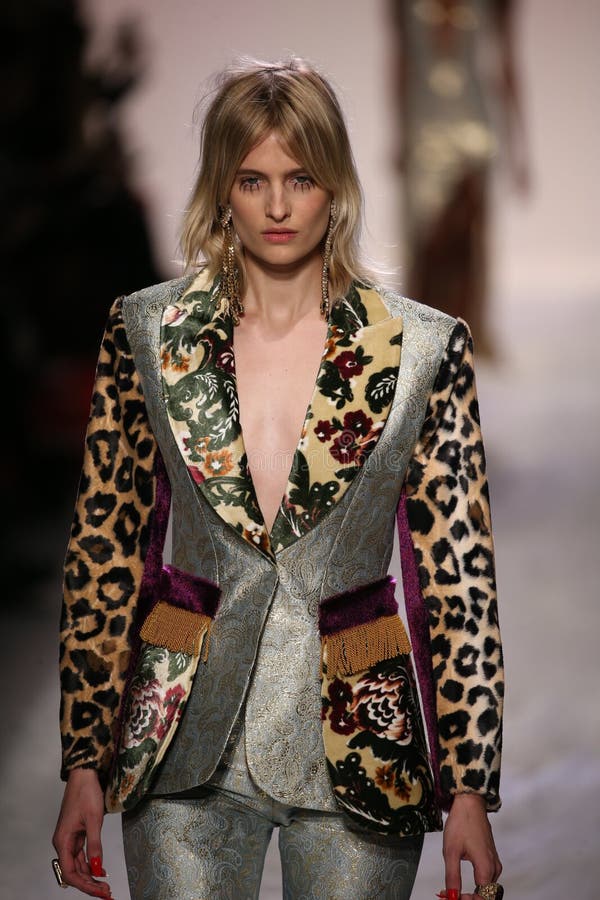 Η Βερόνικα Vilim περπατά το διάδρομο στο Jeremy Scott παρουσιάζει στοκ εικόνα