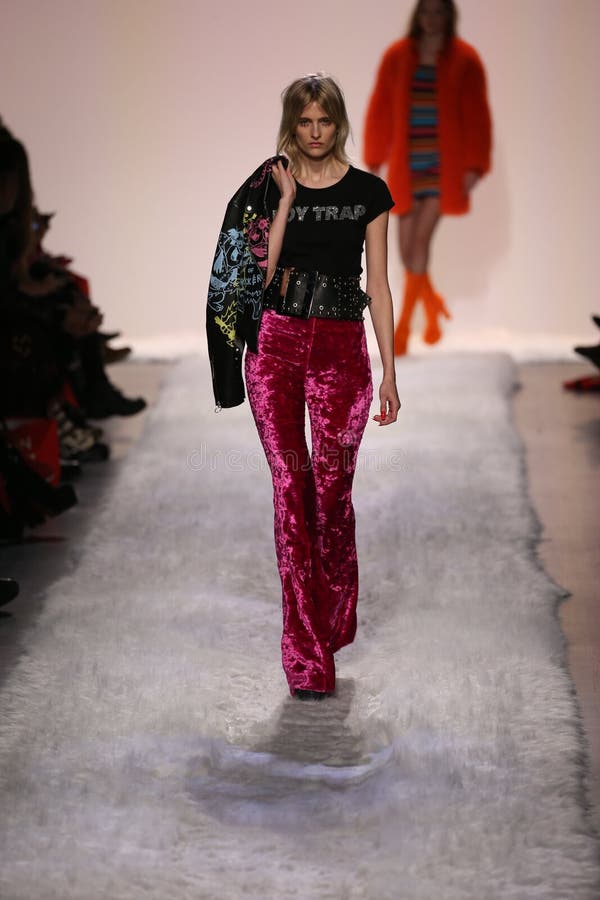 Η Βερόνικα Vilim περπατά το διάδρομο στο Jeremy Scott παρουσιάζει στοκ φωτογραφία
