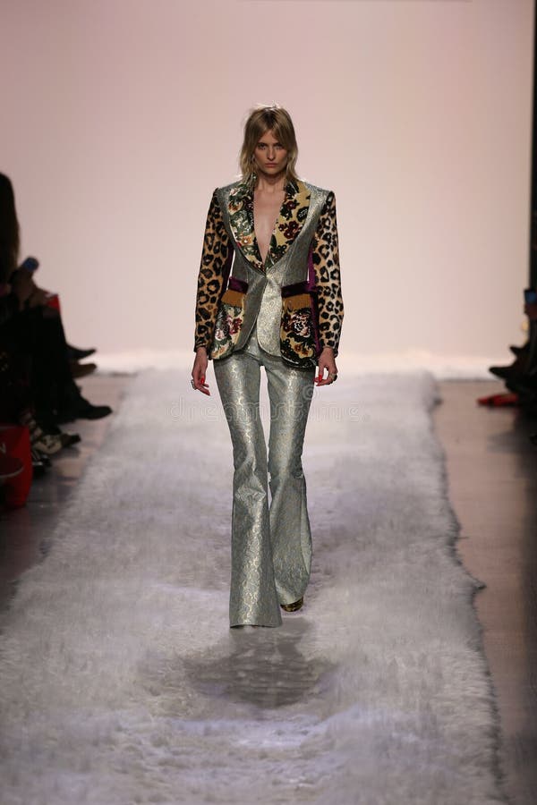 Η Βερόνικα Vilim περπατά το διάδρομο στο Jeremy Scott παρουσιάζει στοκ φωτογραφία με δικαίωμα ελεύθερης χρήσης