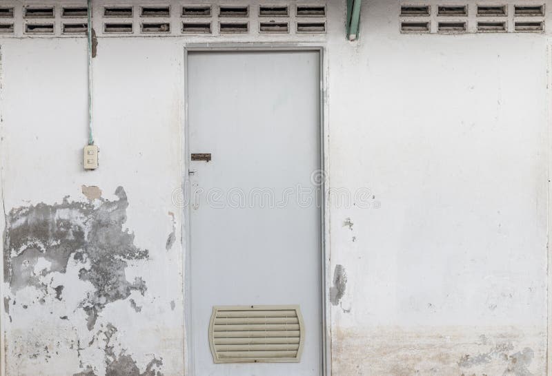 Η βρώμικη πόρτα χώρων ανάπαυσης και η παλαιά σύσταση αποφλοίωσης τοίχων στοκ εικόνα με δικαίωμα ελεύθερης χρήσης Η βρώμικη πόρτα χώρων ανάπαυσης και η παλαιά σύσταση αποφλοίωσης τοίχων στοκ εικόνα με δικαίωμα ελεύθερης χρήσης