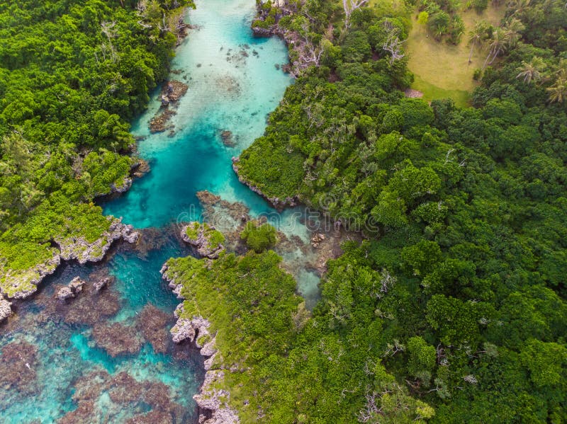 Η γαλάζια λιμνοθάλασσα από το drone, το Port Vila, το Efate, το Βανουάτου στοκ φωτογραφία Η γαλάζια λιμνοθάλασσα από το drone, το Port Vila, το Efate, το Βανουάτου στοκ φωτογραφία