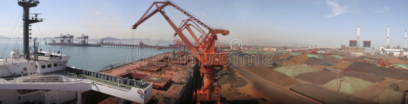 Λιμένας Qingdao, τερματικό μεταλλεύματος σιδήρου της Κίνας στοκ εικόνες με δικαίωμα ελεύθερης χρήσης Λιμένας Qingdao, τερματικό μεταλλεύματος σιδήρου της Κίνας στοκ εικόνες με δικαίωμα ελεύθερης χρήσης