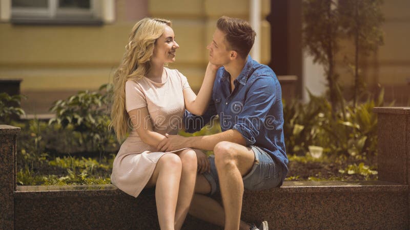 Η γλυκιά νέα κυρία σχετικά με αγαπημένο επανδρώνει το πρόσωπο tenderly, ιστορία αγάπης, σχέση στοκ εικόνα Η γλυκιά νέα κυρία σχετικά με αγαπημένο επανδρώνει το πρόσωπο tenderly, ιστορία αγάπης, σχέση στοκ εικόνα