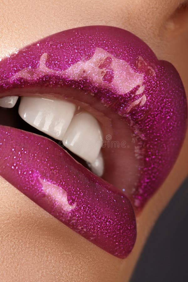 Η γοητεία Magenta σχολιάζει τη χειλική σύνθεση Πυροβολισμός ομορφιάς Makeup μόδας Τα θηλυκά προκλητικά πλήρη χείλια κινηματογραφή στοκ εικόνα