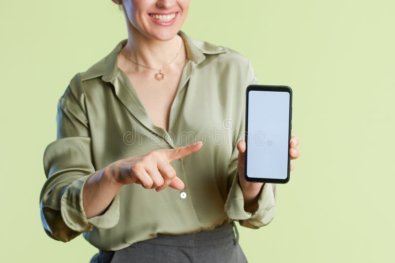 Η γυναίκα δείχνει στην οθόνη του smartphone στοκ εικόνα με δικαίωμα ελεύθερης χρήσης