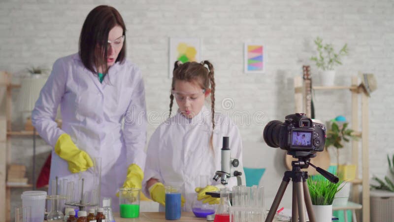 Η γυναίκα και το έφηβη blogger, αναμιγνύουν τα αντιδραστήρια σε ένα χημικό εργαστήριο