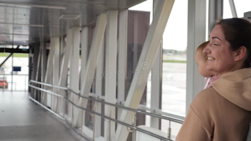 η γυναίκα με τα μαλλιά απολαμβάνει να κρατά την κόρη και να περπατάει απόθεμα βίντεο