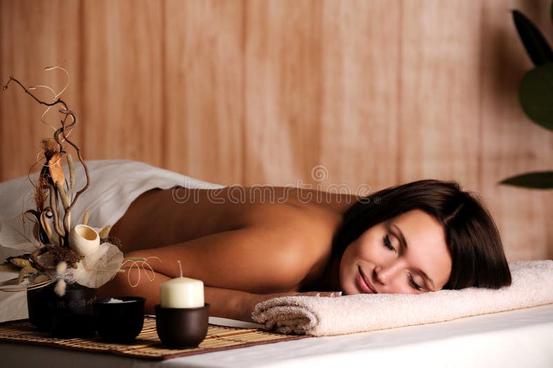 Η γυναίκα παίρνει χαλαρώνει στο σαλόνι SPA στοκ φωτογραφίες με δικαίωμα ελεύθερης χρήσης Η γυναίκα παίρνει χαλαρώνει στο σαλόνι SPA στοκ φωτογραφίες με δικαίωμα ελεύθερης χρήσης
