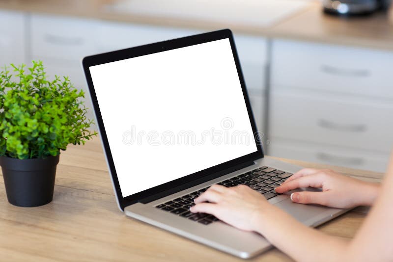 Η γυναίκα παραδίδει το lap-top με την απομονωμένη οθόνη στο δωμάτιο στοκ εικόνες Η γυναίκα παραδίδει το lap-top με την απομονωμένη οθόνη στο δωμάτιο στοκ εικόνες