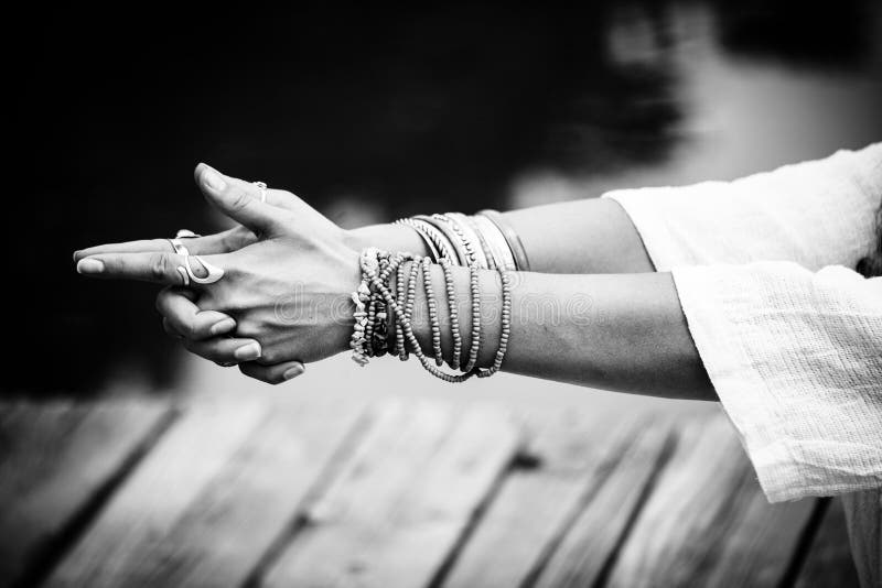 Η γυναίκα παραδίδει το συμβολικό bw mudra χειρονομίας γιόγκας στοκ εικόνες με δικαίωμα ελεύθερης χρήσης