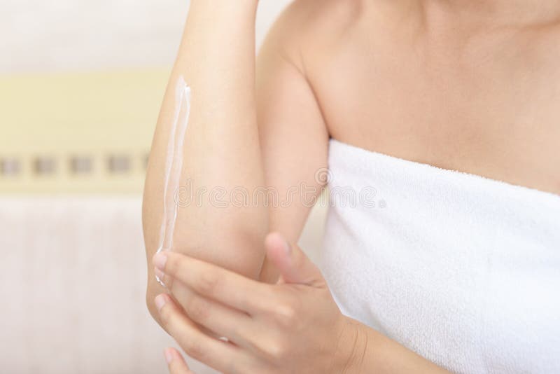 Η γυναίκα που κάνει τη φροντίδα δέρματος στοκ φωτογραφία Η γυναίκα που κάνει τη φροντίδα δέρματος στοκ φωτογραφία