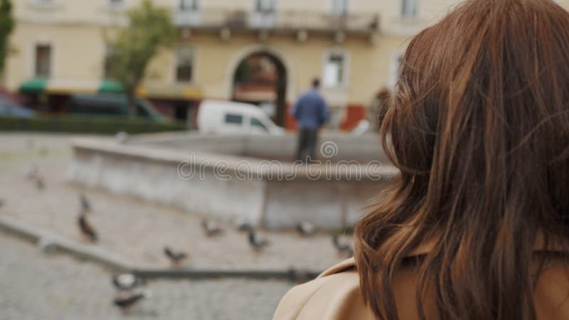 η γυναίκα σταμάτησε για μια στιγμή και απόλαυσε τη ζωή γύρω της φιλμ μικρού μήκους