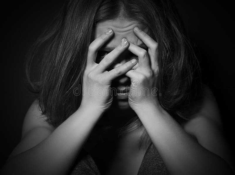 Η γυναίκα στην κατάθλιψη και την απελπισία που φωνάζουν, κάλυψε το πρόσωπό της στο bla στοκ φωτογραφίες Η γυναίκα στην κατάθλιψη και την απελπισία που φωνάζουν, κάλυψε το πρόσωπό της στο bla στοκ φωτογραφίες