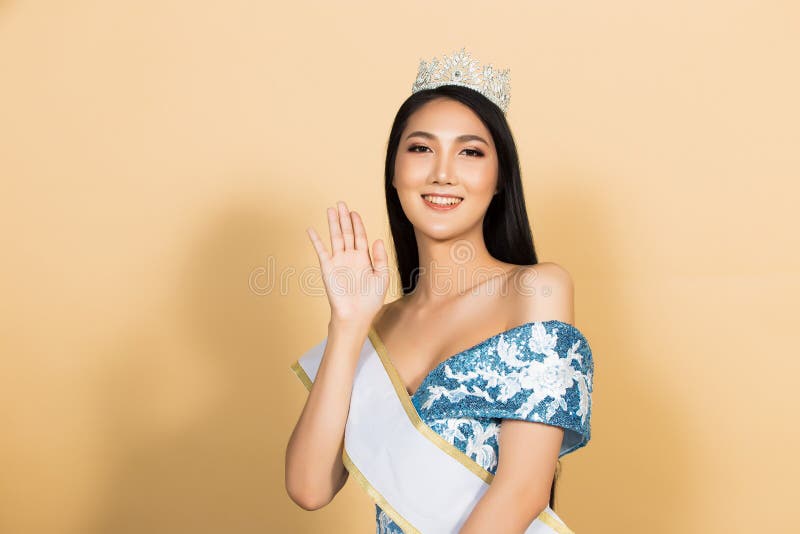 Η Δεσποινίς Beauty Pageant βασίλισσα Contest στην ασιατική εσθήτα στοκ φωτογραφίες Η Δεσποινίς Beauty Pageant βασίλισσα Contest στην ασιατική εσθήτα στοκ φωτογραφίες