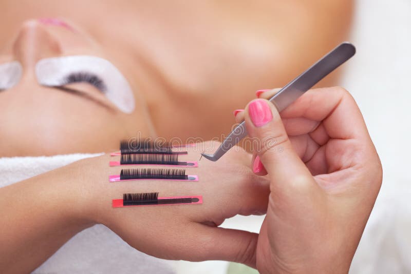 Η διαδικασία για τις επεκτάσεις eyelash στο σαλόνι ομορφιάς, eyelashes σε ετοιμότητα του καλλιτέχνη σύνθεσης στοκ εικόνες με δικαίωμα ελεύθερης χρήσης Η διαδικασία για τις επεκτάσεις eyelash στο σαλόνι ομορφιάς, eyelashes σε ετοιμότητα του καλλιτέχνη σύνθεσης στοκ εικόνες με δικαίωμα ελεύθερης χρήσης