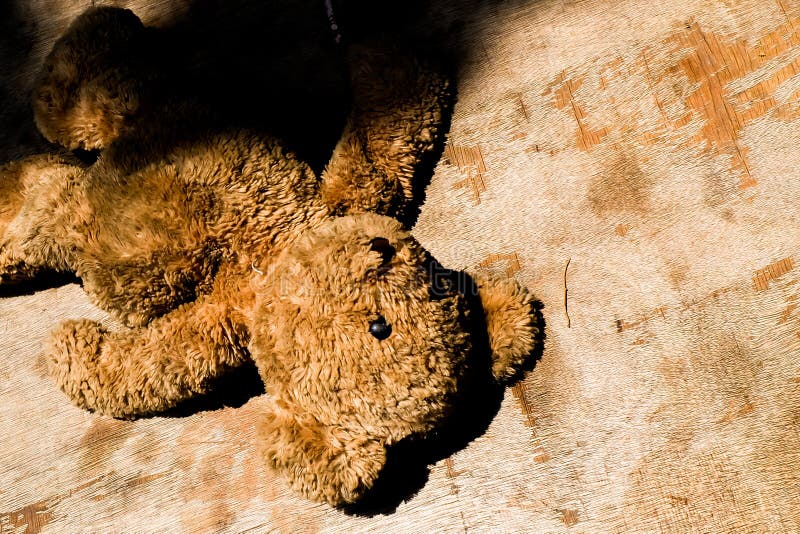 Η εγκαταλειμμένη κούκλα teddy αντέχει τη λυπημένη άστεγη έννοια μοναξιάς στοκ φωτογραφία με δικαίωμα ελεύθερης χρήσης Η εγκαταλειμμένη κούκλα teddy αντέχει τη λυπημένη άστεγη έννοια μοναξιάς στοκ φωτογραφία με δικαίωμα ελεύθερης χρήσης