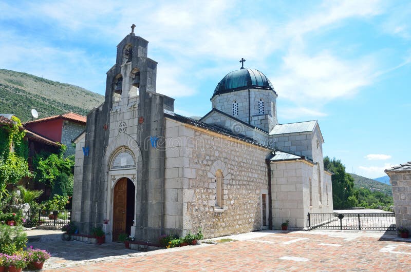 Η εκκλησία του Dormition του Theotokos στο μοναστήρι Tvrdos η χορήγηση του συνδετήρα της Βοσνίας περιοχών περιοχής που χρωματίστη στοκ εικόνες Η εκκλησία του Dormition του Theotokos στο μοναστήρι Tvrdos η χορήγηση του συνδετήρα της Βοσνίας περιοχών περιοχής που χρωματίστη στοκ εικόνες