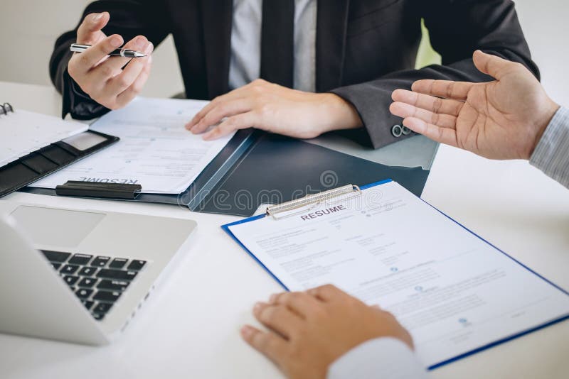 Η εκμετάλλευση εργοδοτών ή recruiter που διαβάζει σε μια περίληψη κατά τη διάρκεια για τη συνομιλία το σχεδιάγραμμα υποψηφίου του στοκ εικόνες Η εκμετάλλευση εργοδοτών ή recruiter που διαβάζει σε μια περίληψη κατά τη διάρκεια για τη συνομιλία το σχεδιάγραμμα υποψηφίου του στοκ εικόνες