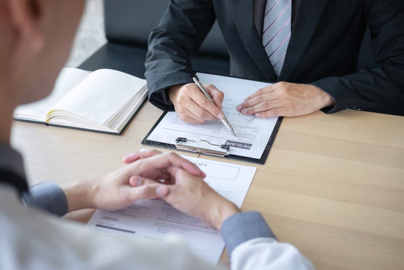 Η εκμετάλλευση εργοδοτών ή recruiter που διαβάζει σε μια περίληψη κατά τη διάρκεια για τη συνομιλία το σχεδιάγραμμα υποψηφίου του στοκ φωτογραφία με δικαίωμα ελεύθερης χρήσης Η εκμετάλλευση εργοδοτών ή recruiter που διαβάζει σε μια περίληψη κατά τη διάρκεια για τη συνομιλία το σχεδιάγραμμα υποψηφίου του στοκ φωτογραφία με δικαίωμα ελεύθερης χρήσης