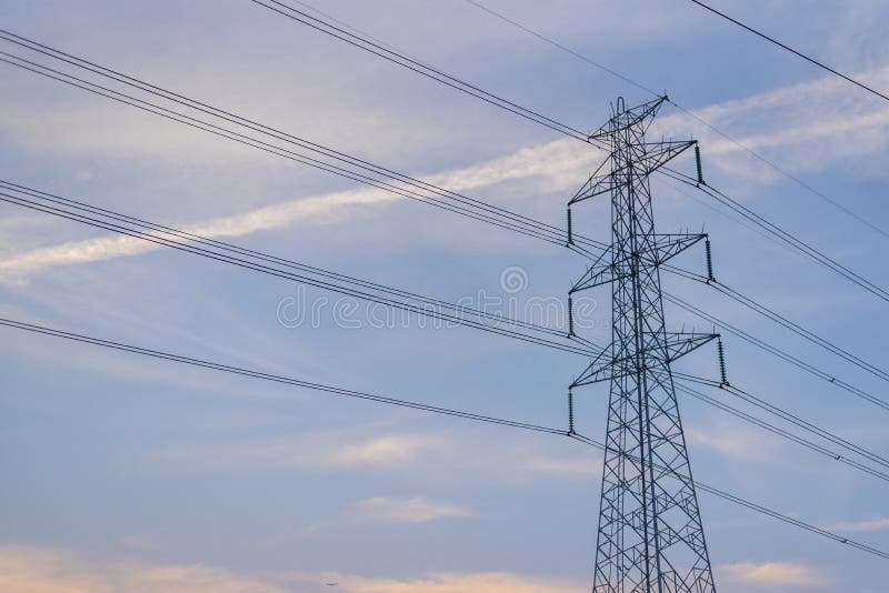Ηλεκτρικοί πόλοι υψηλής τάσης με το σαφή ουρανό στοκ φωτογραφία με δικαίωμα ελεύθερης χρήσης Ηλεκτρικοί πόλοι υψηλής τάσης με το σαφή ουρανό στοκ φωτογραφία με δικαίωμα ελεύθερης χρήσης