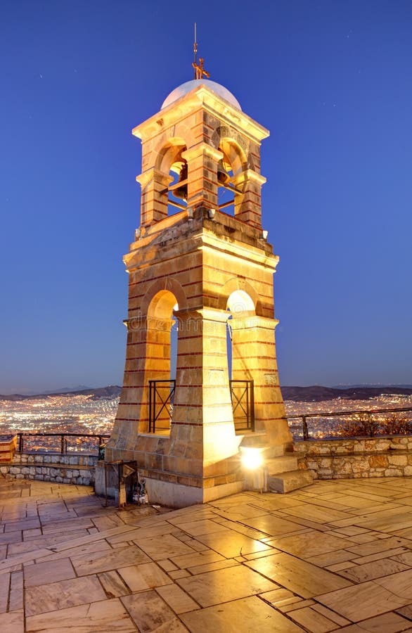 Η Ελλάδα, Αθήνα, τοποθετεί Lycabettus, πύργος κουδουνιών της εκκλησίας στοκ εικόνες