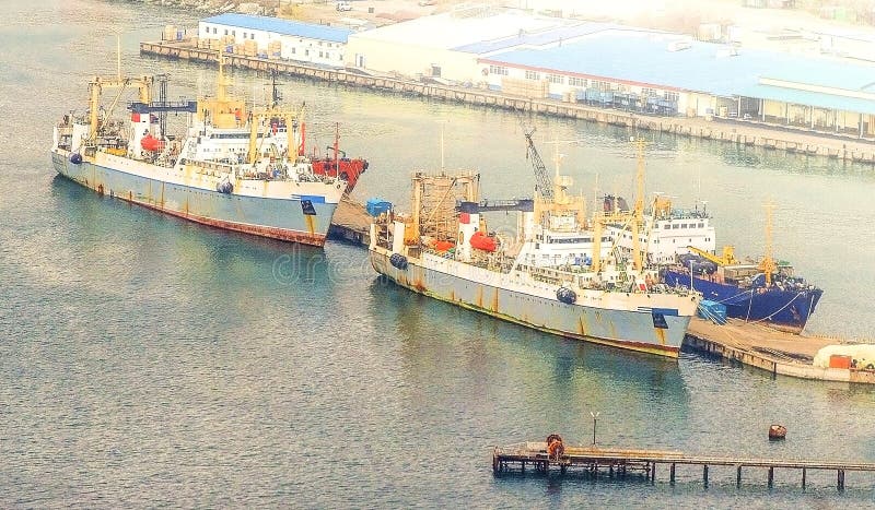 Η εν πλω αποβάθρα σκαφών αλιείας το φθινόπωρο στοκ φωτογραφία Η εν πλω αποβάθρα σκαφών αλιείας το φθινόπωρο στοκ φωτογραφία