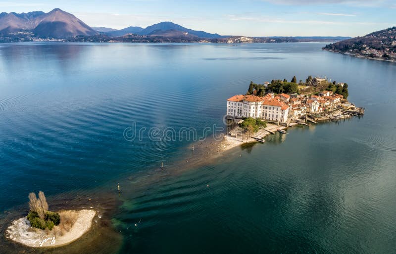 Η εναέρια άποψη του νησιού Bella στη λίμνη Maggiore, είναι ένα από τα νησιά Borromean Piedmont της βόρειας Ιταλίας, Verbania στοκ φωτογραφία με δικαίωμα ελεύθερης χρήσης Η εναέρια άποψη του νησιού Bella στη λίμνη Maggiore, είναι ένα από τα νησιά Borromean Piedmont της βόρειας Ιταλίας, Verbania στοκ φωτογραφία με δικαίωμα ελεύθερης χρήσης